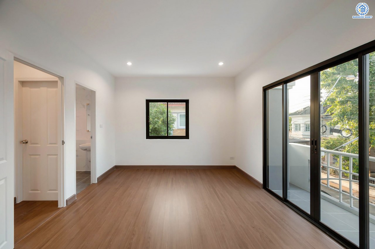 บ้านมือสองตกแต่งใหม่ โครงการ กฤษดานคร เลค แอนด์ พาร์ค บรมราชชนนี-พุทธมณฑลสาย3 เนื้อที่ 75 ตร.ว. บนพื้นที่ใช้สอย 121 ตร.ม. ฟังก์ชัน 3 ห้องนอน 2 ห้องน้ำ จอดรถได้ 2 คัน พร้อม 1 ห้องอเนกประสงค์บนทำเลศักยภาพเชื่อมต่อหลายเส้นทาง ใกล้เซ็นทรัลปิ่นเกล้า ม.มหิดล และทางด่วน "ศรีรัช"